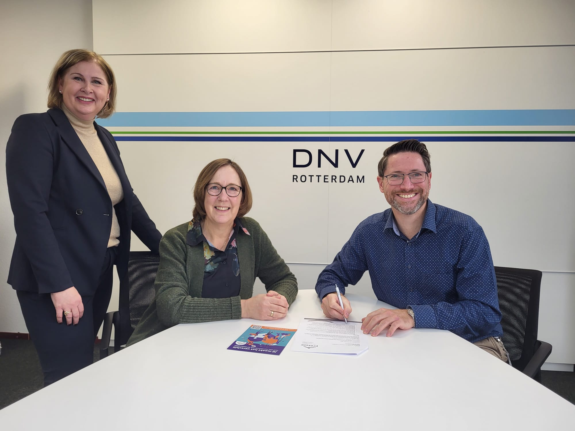 Eltjo Veentjer, area manager Benelux van DNV Business Assurance tekende begin februari de partneroverkomst met Petra Teunissen en Desirée de Bruin, voorzitter en coördinator van Stichting Present. Present kijkt ernaar uit om duurzaam samen te werken met het mooie team van DNV Business Assurance.